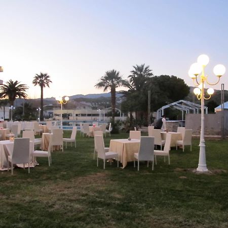 Club Hotel Kennedy Roccella Ionica Exteriör bild