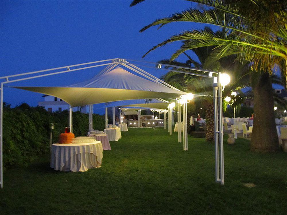 Club Hotel Kennedy Roccella Ionica Exteriör bild