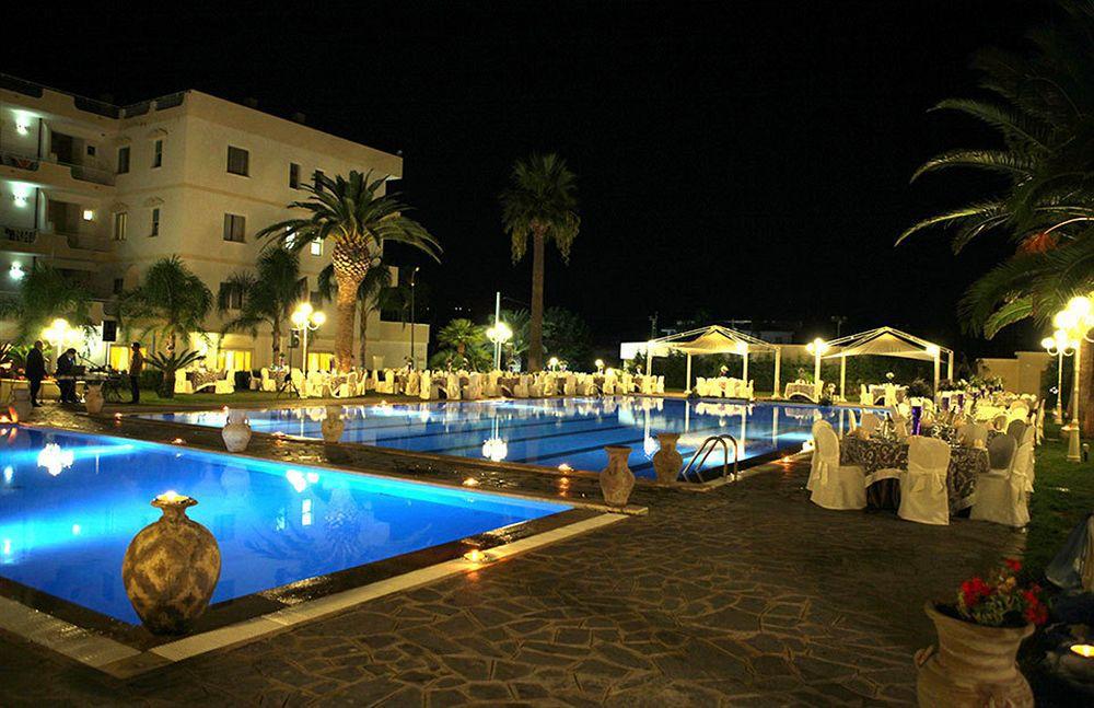 Club Hotel Kennedy Roccella Ionica Exteriör bild