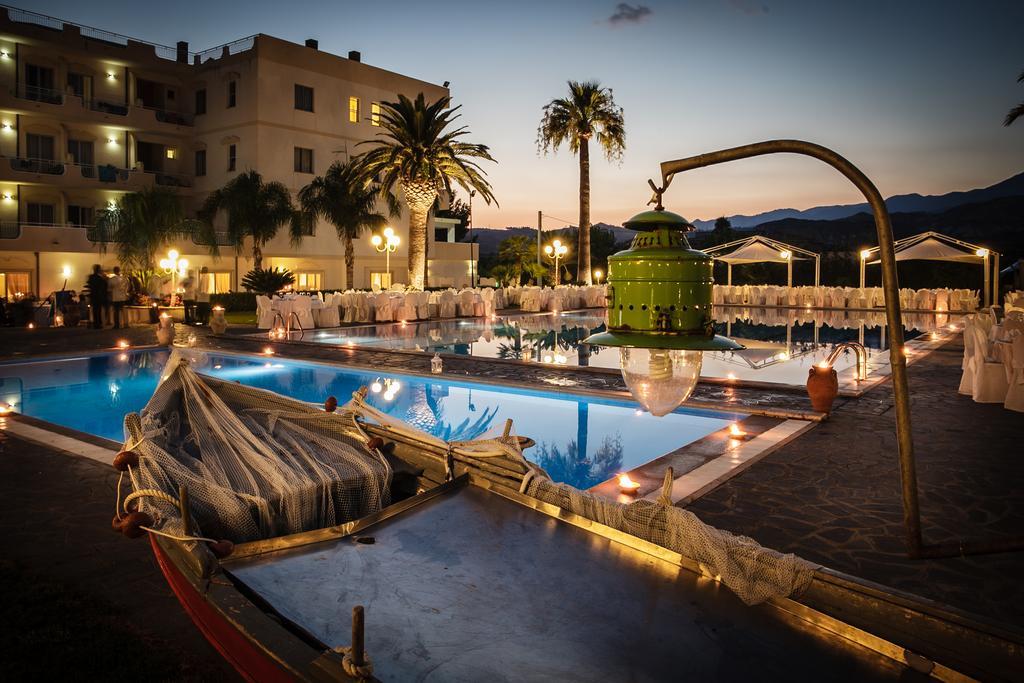 Club Hotel Kennedy Roccella Ionica Exteriör bild