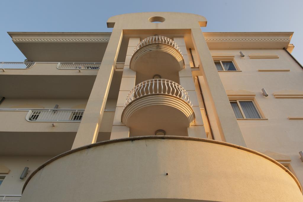 Club Hotel Kennedy Roccella Ionica Exteriör bild