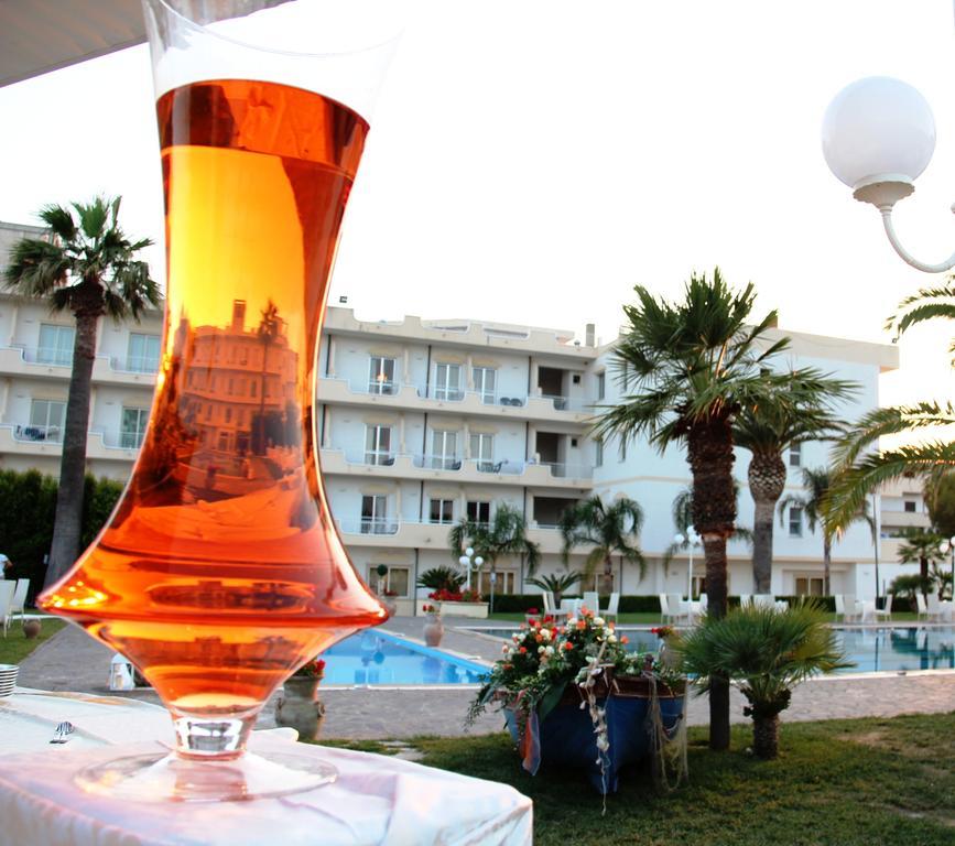Club Hotel Kennedy Roccella Ionica Exteriör bild