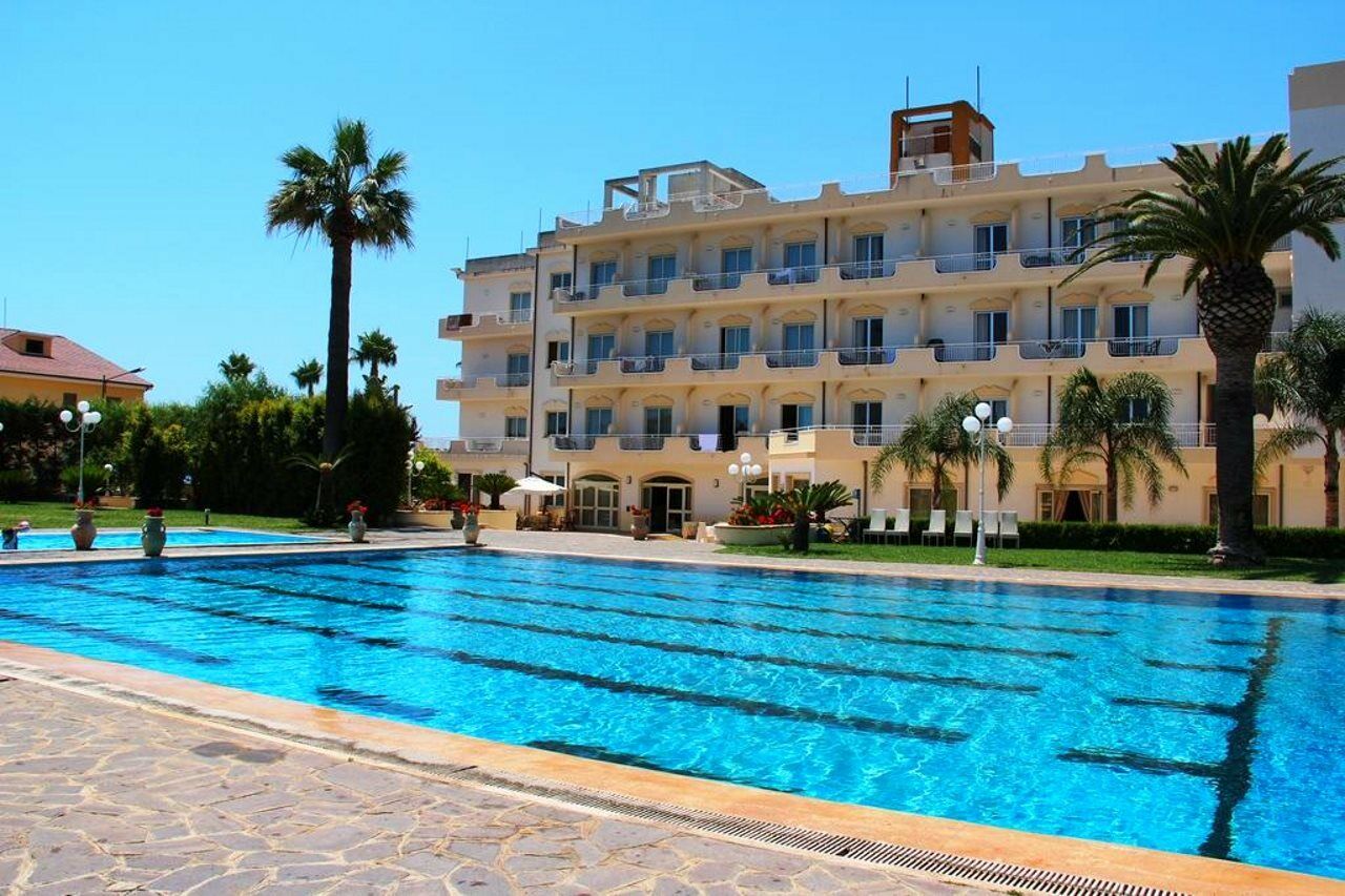 Club Hotel Kennedy Roccella Ionica Exteriör bild