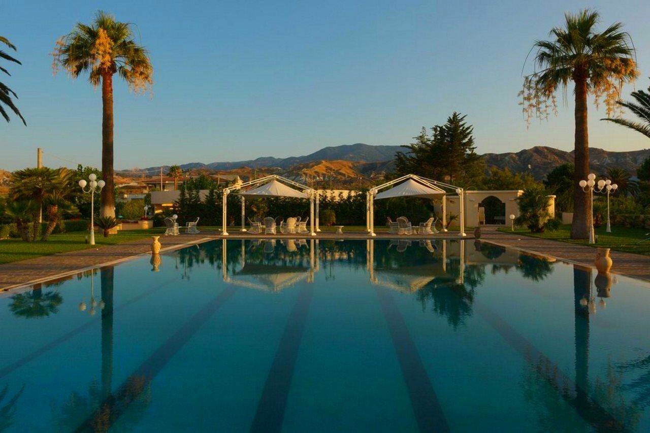 Club Hotel Kennedy Roccella Ionica Exteriör bild