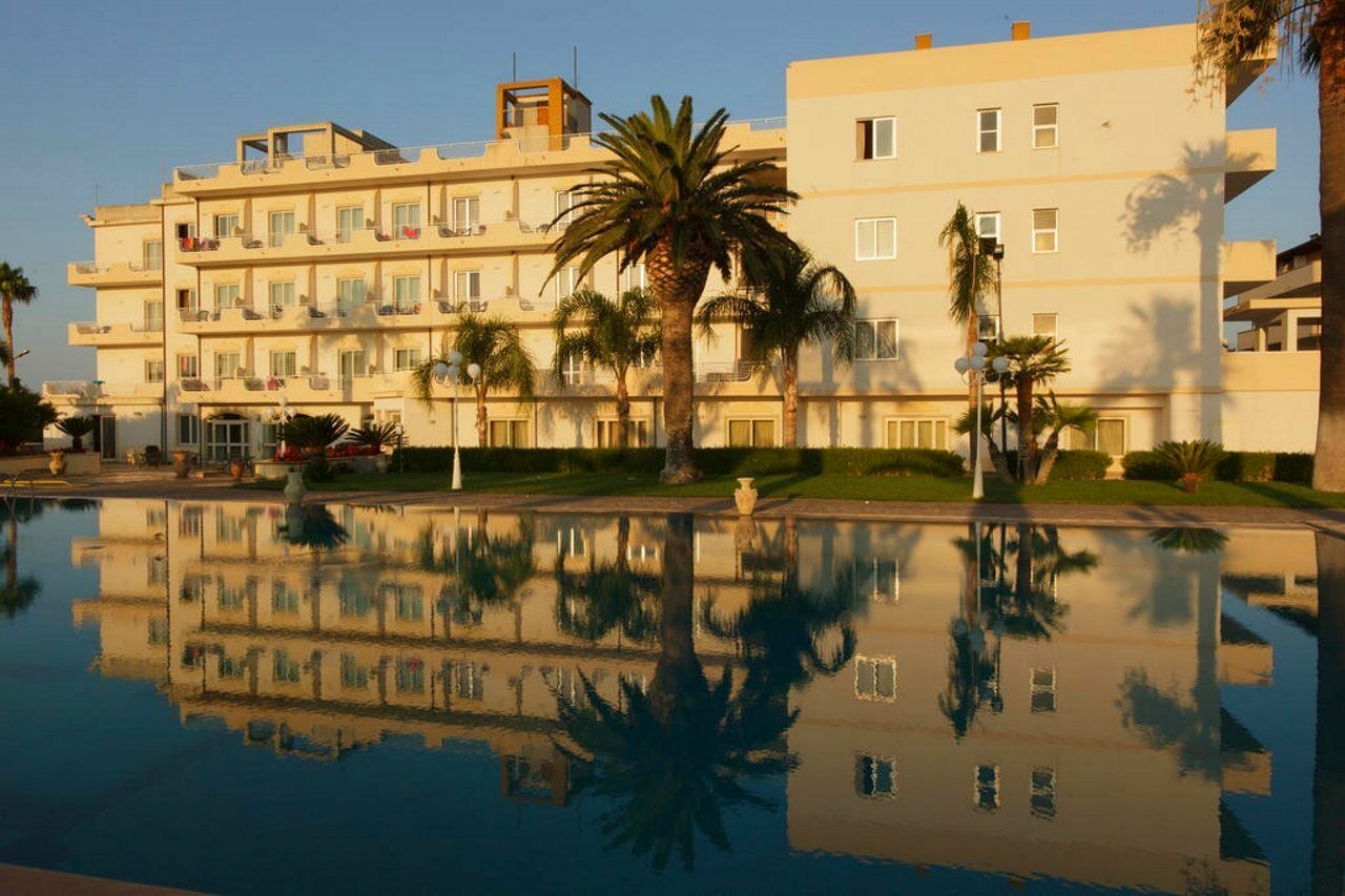 Club Hotel Kennedy Roccella Ionica Exteriör bild