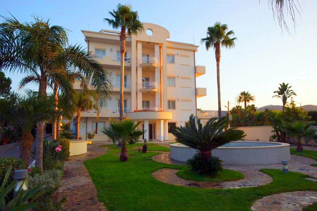 Club Hotel Kennedy Roccella Ionica Exteriör bild