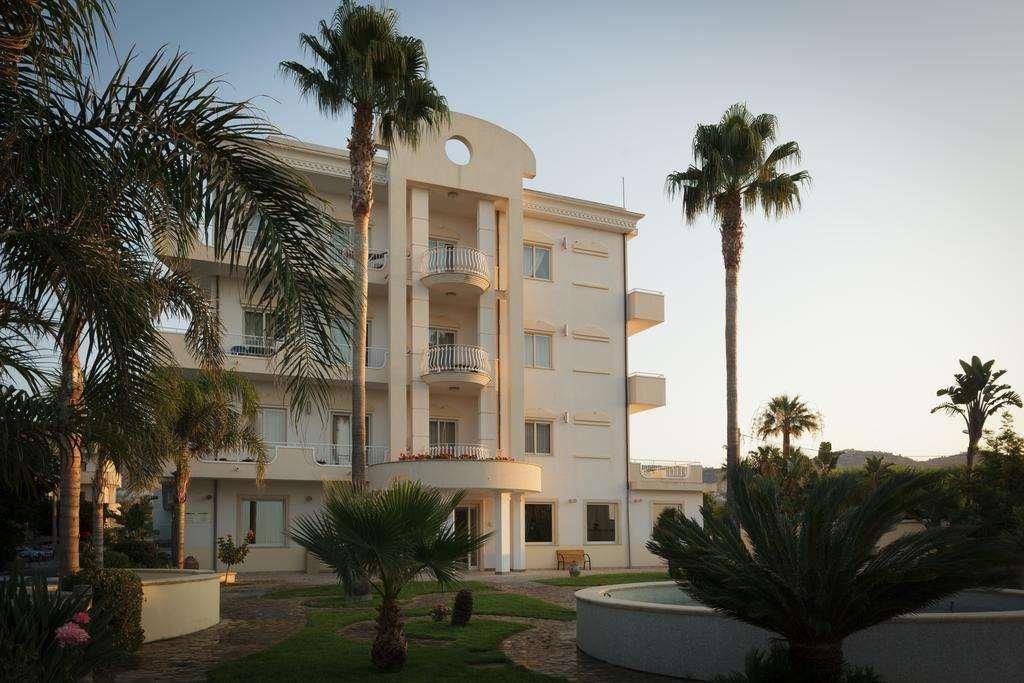 Club Hotel Kennedy Roccella Ionica Exteriör bild
